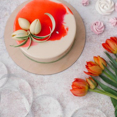 Beyaz ve kırmızı Gıda kompozisyonu dekore edilmiş kek, kırmızı lale, pastel meringues ve şerit