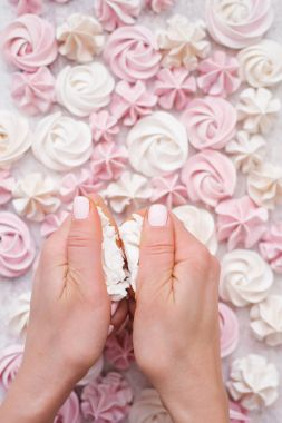 Beyaz beze kırma eller