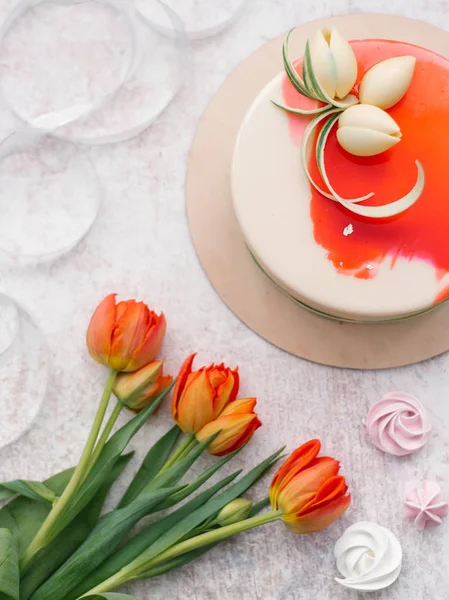 Komposisi Makanan Dengan Kue Putih Dan Merah Dihiasi Tulip Merah — Stok Foto