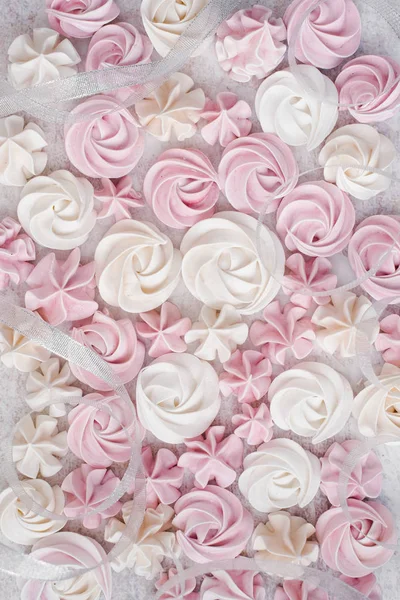 Composición Alimenticia Merengues Blancos Rosados Pastel —  Fotos de Stock