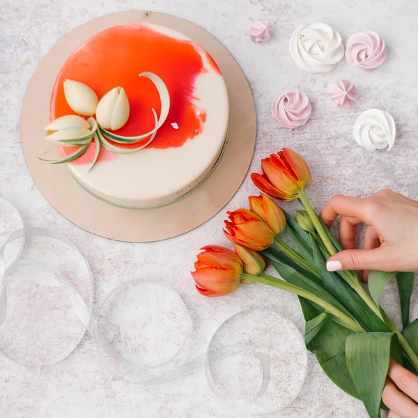 Composição Mãos Femininas Segurando Tulipas Bolo Decorado Branco Vermelho Fita — Fotografia de Stock