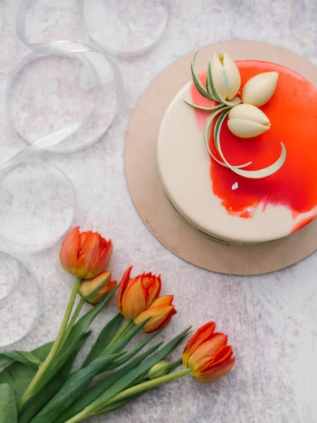 Kue Berwarna Putih Dan Merah Dengan Tulip Dan Pita — Stok Foto