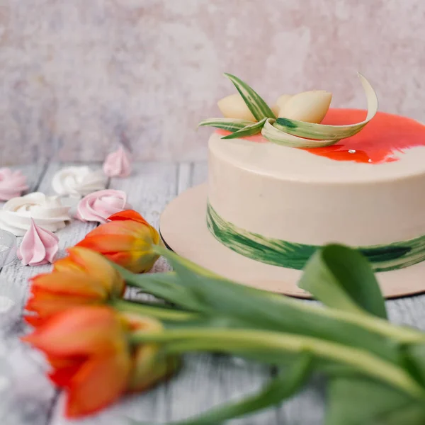 红色郁金香 蛋白甜饼和木板背景的白色和红色装饰蛋糕的食物构成 — 图库照片