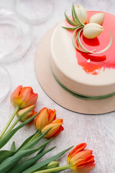 White Red Decorated Cake Tulips Ribbon — Stock Photo, Image