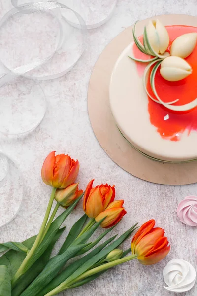 食品组合用白色和红色装饰的蛋糕 红色郁金香 柔和的蛋白甜饼和丝带 — 图库照片