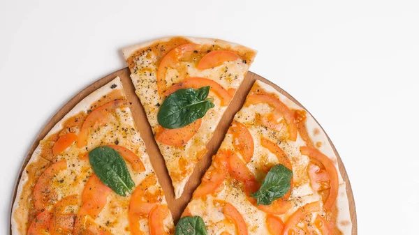 Ahşap Pizza Tabakta Domates Sos Mozzarella Parmesan Domates Ispanak Yaprakları — Stok fotoğraf