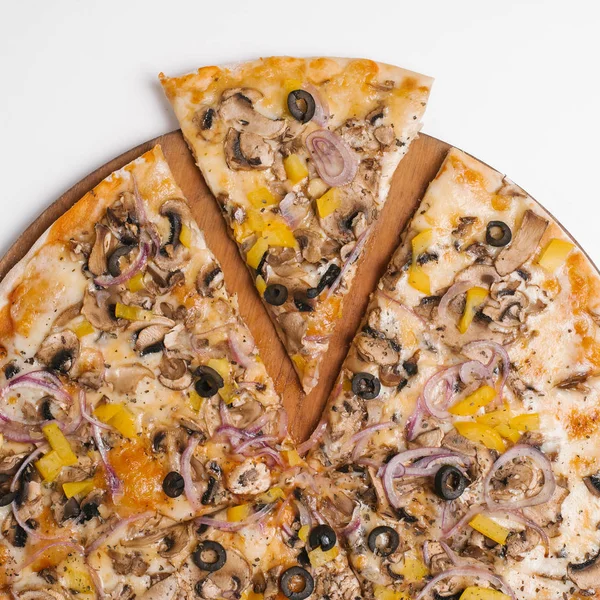 Pizza Com Molho Tomate Azeitonas Cebolas Doces Pimentas Amarelas Cogumelos — Fotografia de Stock