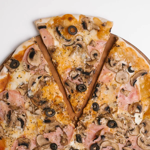 Pizza Com Molho Tomate Mussarela Presunto Azeitonas Cogumelos Servida Prato — Fotografia de Stock