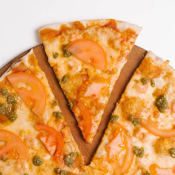 Pizza Com Molho Tomate Molho Pesto Mussarela Tomate Servido Prato — Fotografia de Stock