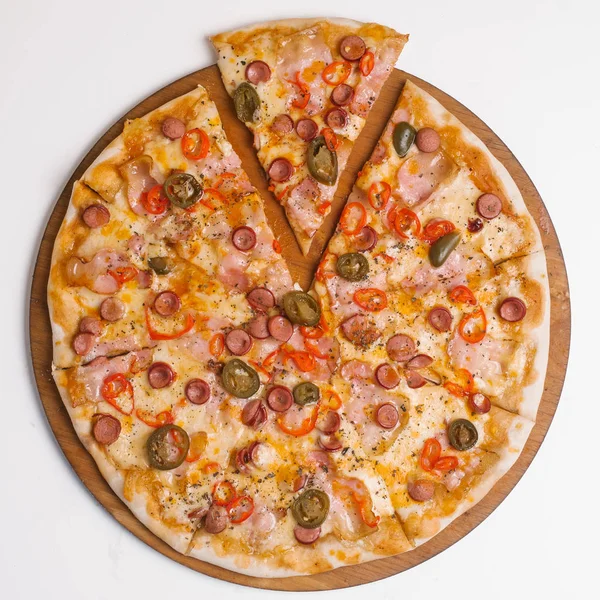 Pizza Com Molho Tomate Mussarela Presunto Salsichas Pimentas Vermelhas Pimentão — Fotografia de Stock