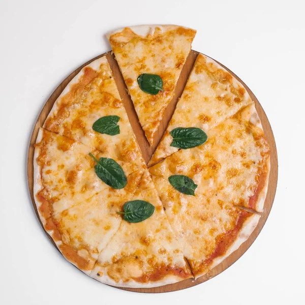 Pizza Vegetariana Com Mussarela Parmesão Molho Creme Folhas Espinafre — Fotografia de Stock