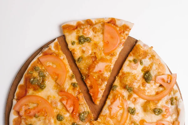 Pizza Paradicsom Szósz Pesto Szósz Mozzarella Paradicsom Szolgálják Fel Lemez — Stock Fotó