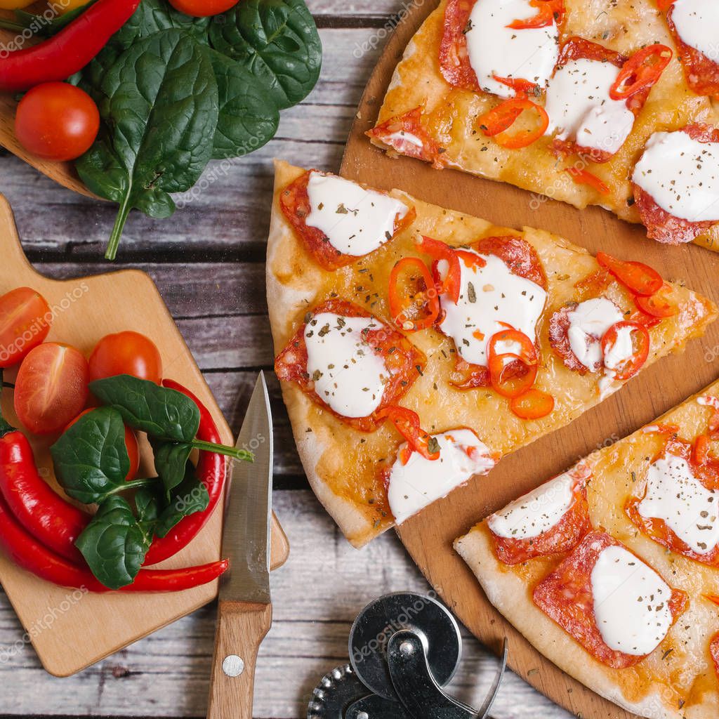 https://st3.depositphotos.com/3262633/18648/i/950/depositphotos_186482730-stock-photo-pizza-margherita-mozzarella-tomatoes-peppers.jpg