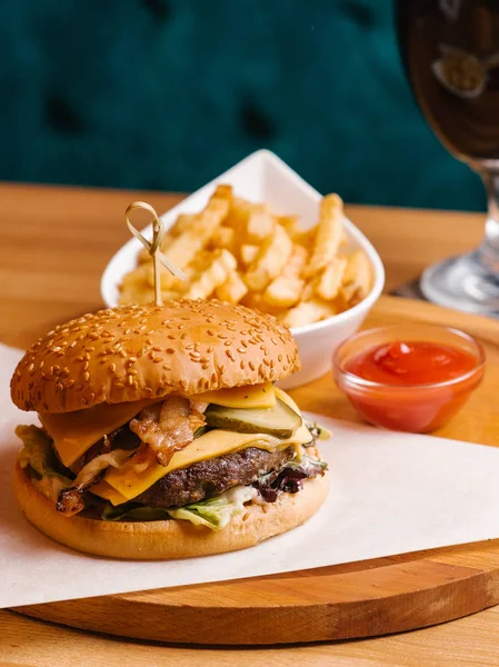 Primer Plano Hamburguesa Con Pincho Papas Fritas Tazón Blanco Con —  Fotos de Stock