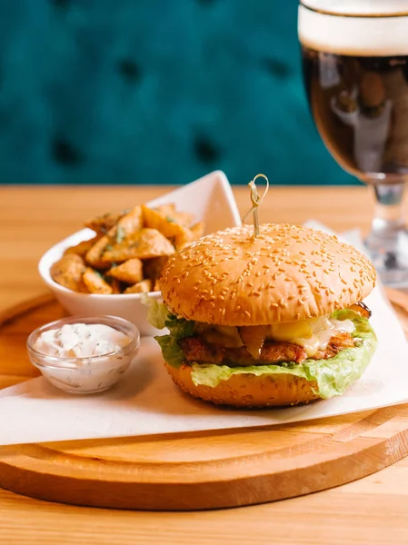 Hamburguesa Queso Con Pincho Trozos Papa Frita Tazón Blanco Con — Foto de Stock