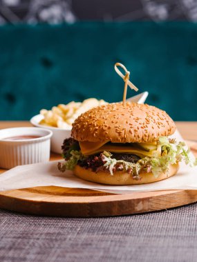 Patates kızartması ve ketçap çizburger