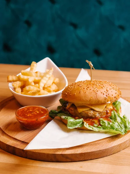 Hamburguesa Queso Con Pincho Papas Fritas Decoradas Tazón Blanco Con — Foto de Stock