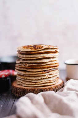 Görünüm sawed tahtaya yığılı krep