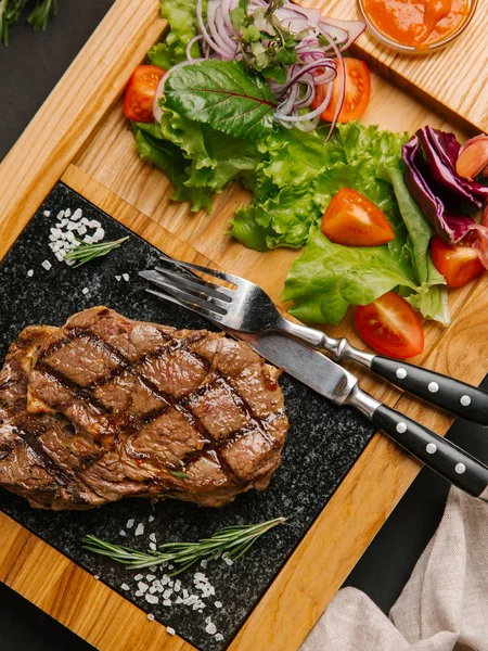 Vértes Grillezett Marha Steak Saláta Friss Paradicsom Édes Hagyma Szolgált — Stock Fotó