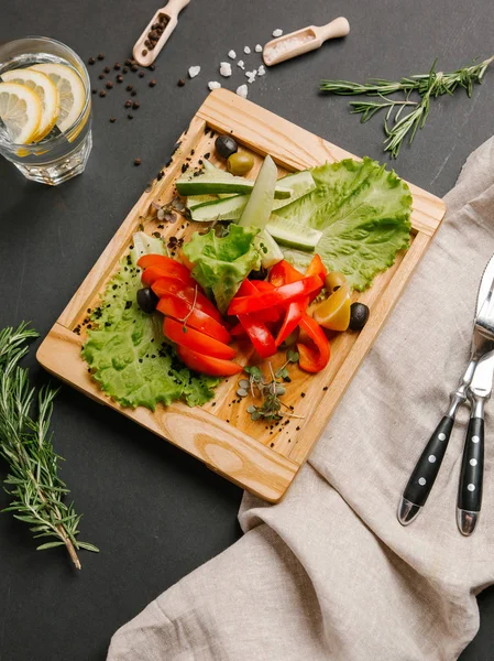 토마토 올리브 레모네이드 나이프와 접시에 곁들여 샐러드 — 스톡 사진