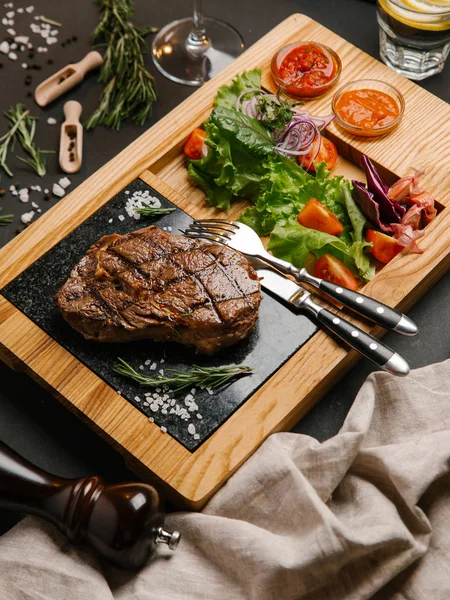 Bife Carne Grelhada Apetitoso Com Tomate Fresco Alface Cebola Doce — Fotografia de Stock