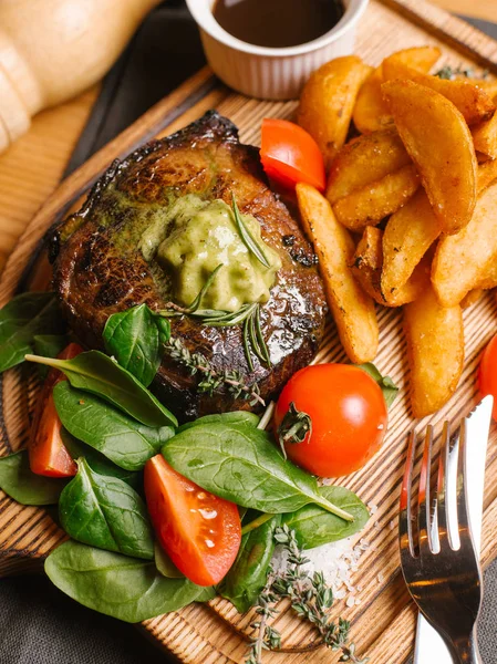 Roasted Meat Deep Fried Potatoes Fresh Cherry Tomatoes Spinach Served — Stock Photo, Image