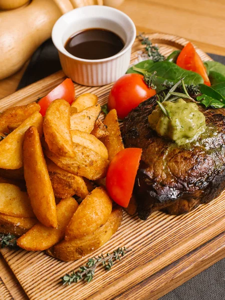 Roasted Meat Deep Fried Potatoes Fresh Cherry Tomatoes Spinach Served — Stock Photo, Image