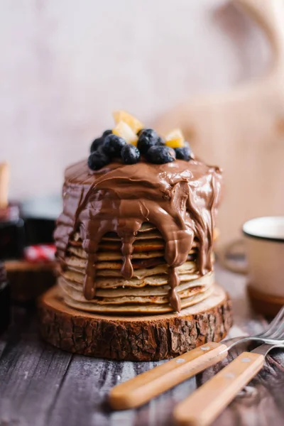 Pfannkuchen Mit Nutella Blaubeeren Und Orangenscheiben Auf Gesägtem Holz Serviert — Stockfoto