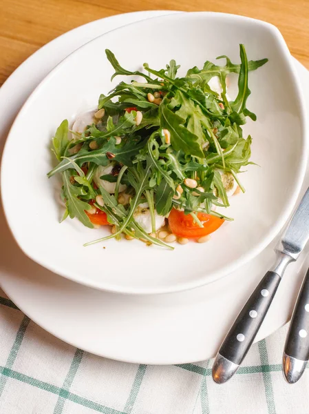 나이프와 테이블에 냅킨에에서 Arugula 토마토와 — 스톡 사진