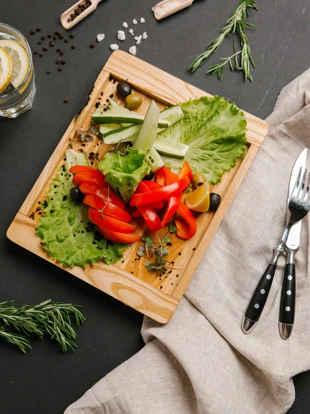 토마토 올리브 레모네이드 나이프와 접시에 곁들여 샐러드 — 스톡 사진