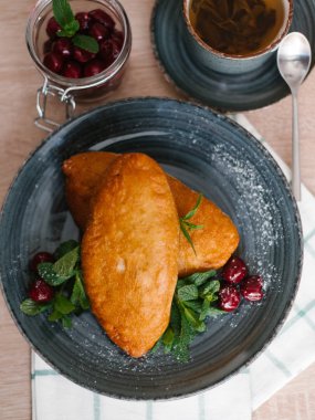 Derin yağda kızartılmış nane yaprakları ve kiraz peçete, fincan çay ve reçel ile gri plaka üzerinde köftesi