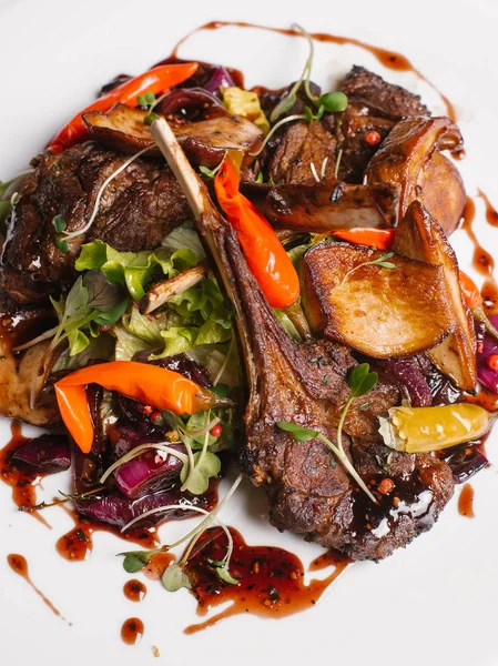 Closeup Roasted Rack Lamb Red Peppers Caramelized Sweet Onion Lettuce — Stock Photo, Image