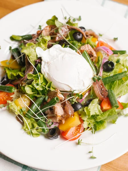 Salat Mit Geräuchertem Aal Paprika Kirschtomaten Oliven Salat Süßen Zwiebeln — Stockfoto