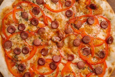 Ahşap pizza tabakta domates sosu, peynir, sosis ve tatlı biber pizza closeup 