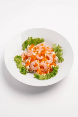 Beyaz kase karides, yumurta, uçan balık Karaca, mayonez ve marul salatası hizmet