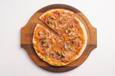 Ahşap pizza tabakta domates sosu, peynir, tavuk jambon, domates, mantar ve zeytin dilimlenmiş pizza Üstten Görünüm 
