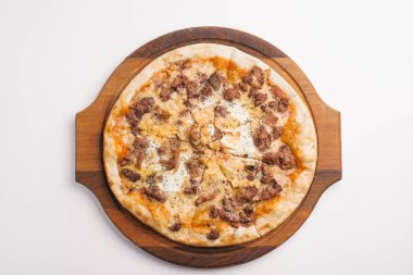 Ahşap pizza tabakta Pizza domates sosu, peynir, domuz eti ve mantar ile Üstten Görünüm 