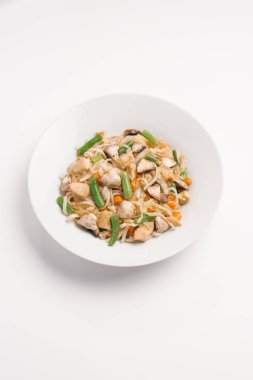 Tavuk, mantar, havuç, lahana ve Fransızca fasulye erişte beyaz kase hizmet