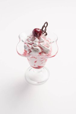 Kokteyl kiraz ve çikolata parça cam ile Ice cream şurubu ile hizmet 