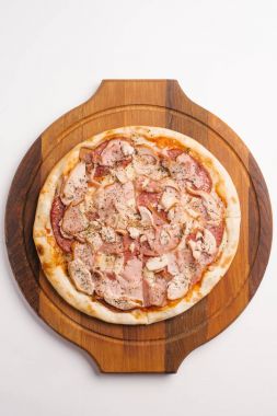 Ahşap pizza tabakta biberli, jambon, tavuk ve mozzarella peynirli pizza Üstten Görünüm