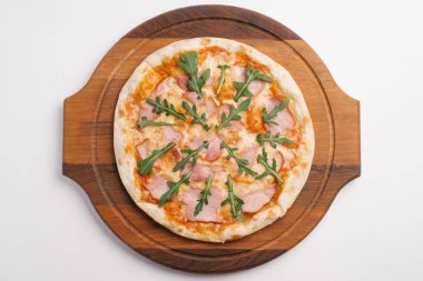 Ahşap pizza tabakta Pizza domates sosu, peynir, jambon ve roka ile Üstten Görünüm 