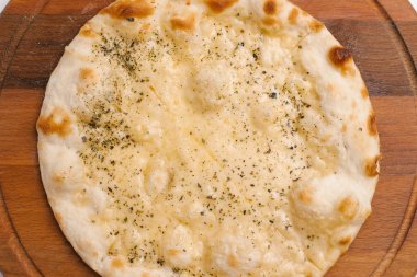 Ahşap pizza tabakta peynirli pizza Görünümü Kapat 