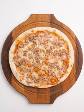 Pizza domates sosu, peynir ve ahşap pizza tabakta ton balığı ile Üstten Görünüm 