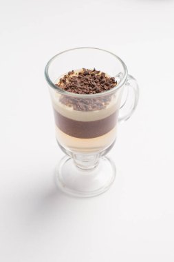 Çikolata talaşı bardakta servis Panna cotta