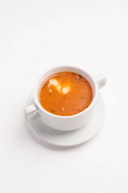 Beyaz kase hizmet iştah açıcı domates çorbası