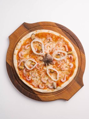 Ahşap pizza tabakta Pizza domates sosu, peynir, ahtapot, kalamar halkaları ve midye Üstten Görünüm 
