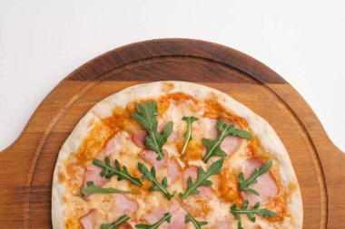 Ahşap pizza tabakta Pizza domates sosu, peynir, jambon ve roka ile Görünümü Kapat 