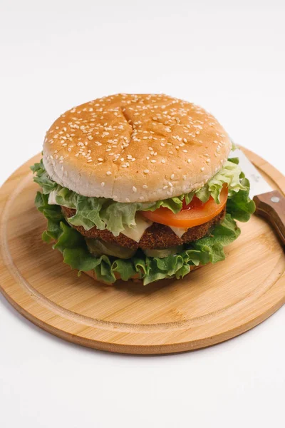 Zbliżenie Cheeseburger Serwowane Drewniane Naczynie Nożem — Zdjęcie stockowe