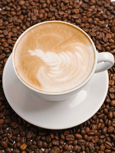 Крупный План Чашки Кофе Белой Тарелкой Кофейными Зёрнами — стоковое фото