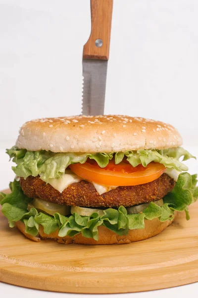 Hamburguesa Con Queso Servida Plato Madera Con Cuchillo Interior — Foto de Stock